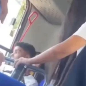 Som alto vira bate-boca entre professora e aluno dentro de ônibus escolar. VEJA O VÍDEO