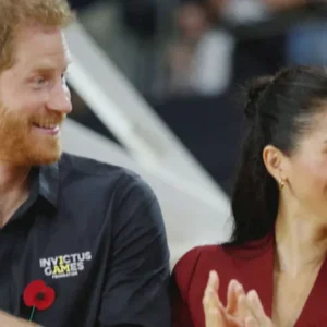 Rei Charles recebe príncipe Harry, Meghan e os dois filhos do casal, diz TV