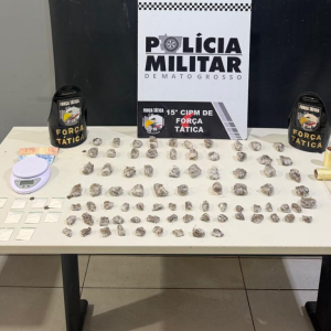 Força Tática prende dupla por tráfico de drogas e apreende 92 porções de entorpecentes