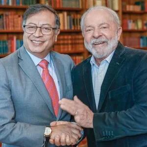 Em ligação com Lula, Petro promete transição pacífica na Colômbia
