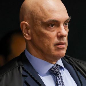 Moraes volta a pedir que PGR se manifeste sobre arma de Bolsonaro