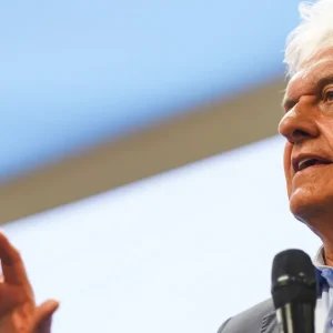 Caiado lança candidatura com foco em segurança pública e críticas ao PT