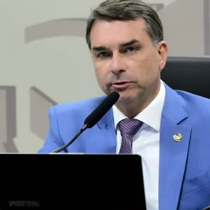 Centrão vê erro de Flávio Bolsonaro em resposta aos EUA sobre tarifas