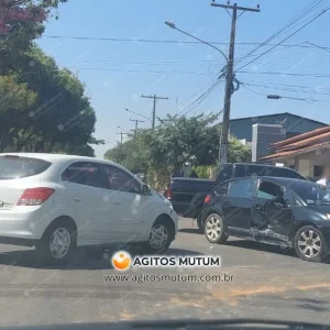 Desrespeito à sinalização provoca batida entre dois carros em Nova Mutum/MT