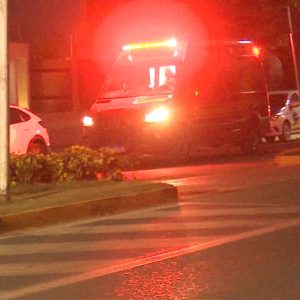 Motociclista atinge meio-fio, é arremessada e fica ferida em Nova Mutum