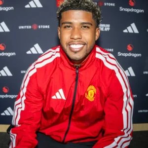 Manchester United anuncia contratação de Andrey Santos até 2031