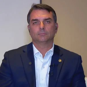 Decisão de Moraes que proíbe visitas a Bolsonaro é “vingança”, diz Flávio