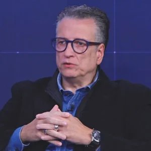 Brasil vive transição política sem novas lideranças, diz Carlos Melo