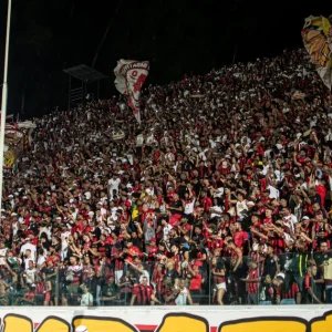 Vitória tem dois zagueiros expulsos em sequência contra o Palmeiras; veja