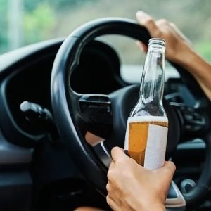 Mulher é presa por dirigir alcoolizada e abandonar filhos e criança de 1 ano sozinhos durante a madrugada em MT