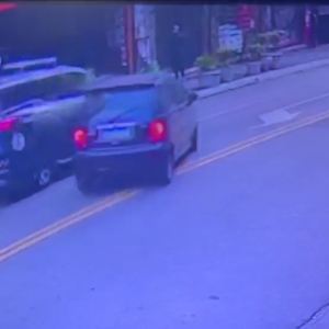 Vídeo mostra momento em que carro atinge viatura da GCM antes de disparo