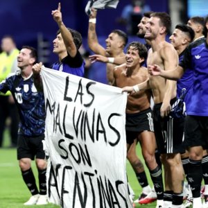 Milei chama de “válida e lícita” faixa das Malvinas exibida pela Argentina