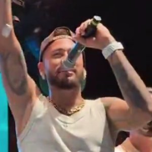 Após “dia de fúria”, Neymar curte show de Thiaguinho com Bruninho e parças