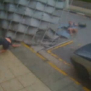 Estrutura de loja cai em crianças após ventania no litoral de SP