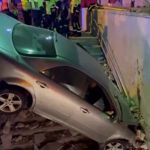 Carro bate na entrada do metrô na Espanha; duas pessoas ficam feridas