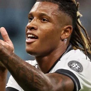 Vai ficar? Danilo se reapresenta e treina com o grupo principal do Botafogo
