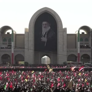 Milhares de iranianos comparecem ao funeral do líder supremo Ali Khamenei