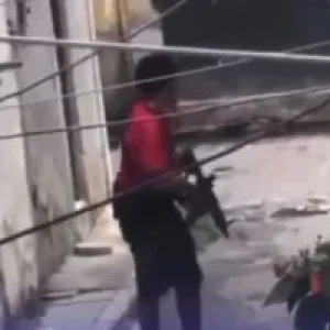 Suspeito que fazia vigilância em entrada de comunidade morre durante ação da Polícia Militar