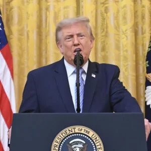Trump diz que LeBron pode ser “racista”, intensificando disputa entre eles