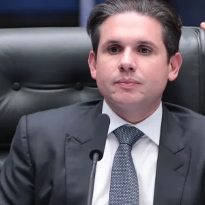 Hugo Motta acena à oposição ao avançar com maioridade penal