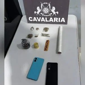 Cavalaria flagra possível venda de drogas e conduz três homens em Nova Mutum