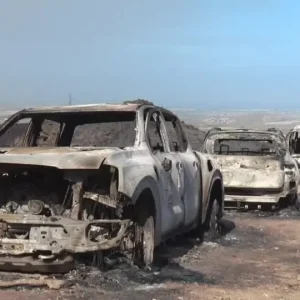 Incêndio devastador na Espanha deixa carros e residências destruídos