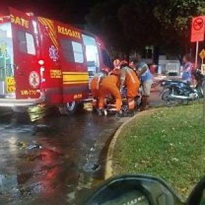 Motociclista fica ferida em acidente no cruzamento das avenidas Araras e Beija-Flores em Nova Mutum/MT | Power Mix