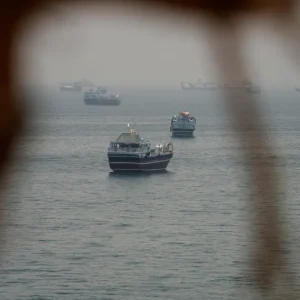 Quatro navios desistem de cruzar Ormuz após ataques a embarcações