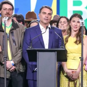 Análise: Surpresa de eleição pode ser Flávio ameaçado na direita