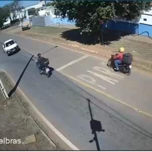 (VÍDEO) Entregadora por aplicativo morre após colisão entre motocicleta e caminhonete em Rondonópolis