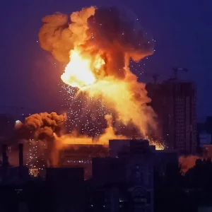 Rússia X Ucrânia: Ataque russo com mísseis atinge Kiev e danifica prédio