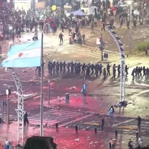 Torcedores atiram pedras contra a polícia na Argentina após derrota na Copa