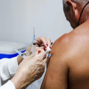 Ação de saúde preventiva atende trabalhadores de fábrica em Várzea Grande, Mato Grosso