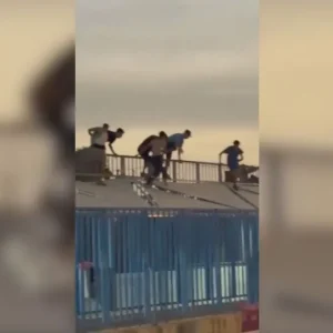 Vídeo: Migrantes escalam telhados na fronteira entre Marrocos e Espanha