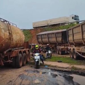 Carretas despencam de viaduto e interdita marginal da BR-364 em Cuiabá (VÍDEO)