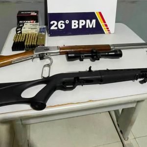 Polícia prende homem com duas espingardas e 169 munições após tiros em via pública