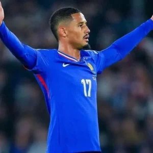 Zagueiro da França jogou a Copa com uma fratura nas costas, diz jornal