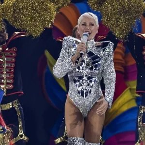 Botas, ombreiras e mais: os looks de Xuxa na turnê “O Último Voo da Nave”