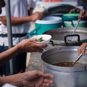Fome diminui, mas alimentação saudável segue inacessível para bilhões