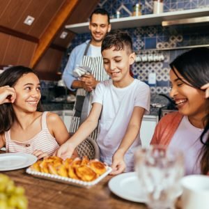 Adolescentes que passam a tomar café da manhã consomem menos doces e mais nutrientes ao longo do dia, diz estudo