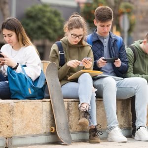 Restrições às redes sociais melhoram sono e humor de adolescentes britânicos, aponta estudo