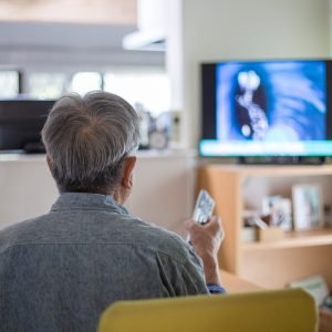 Assistir muita TV na meia-idade pode estar ligado a alterações cerebrais associadas ao Alzheimer, aponta estudo