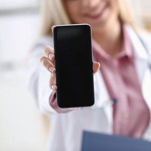 Caso envolvendo pediatra viraliza: médico pode bloquear paciente no WhatsApp?