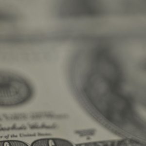 Dólar recua, bolsa cai e petróleo dispara com tensão no Oriente Médio