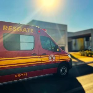 Corpo de Bombeiros socorre duas pessoas após colisão em rotatória de Nova Mutum