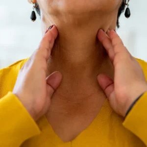 Feridas e rouquidão persistente podem ser sinal de câncer; veja sintomas