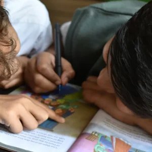 Brasil reduz atraso escolar na rede pública em todas as regiões, diz Unicef