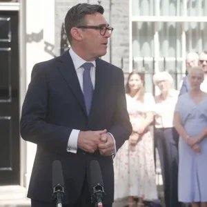 Andy Burnham anuncia corte de impostos sobre eletricidade no Reino Unido