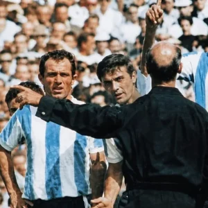 Morre Antonio Rattín, cuja expulsão motivou a criação de cartões no futebol