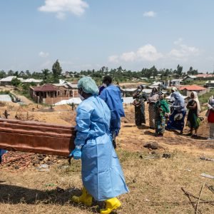 Ebola: OMS confirma mais de mil mortes e diz que surto se espalha em ritmo recorde